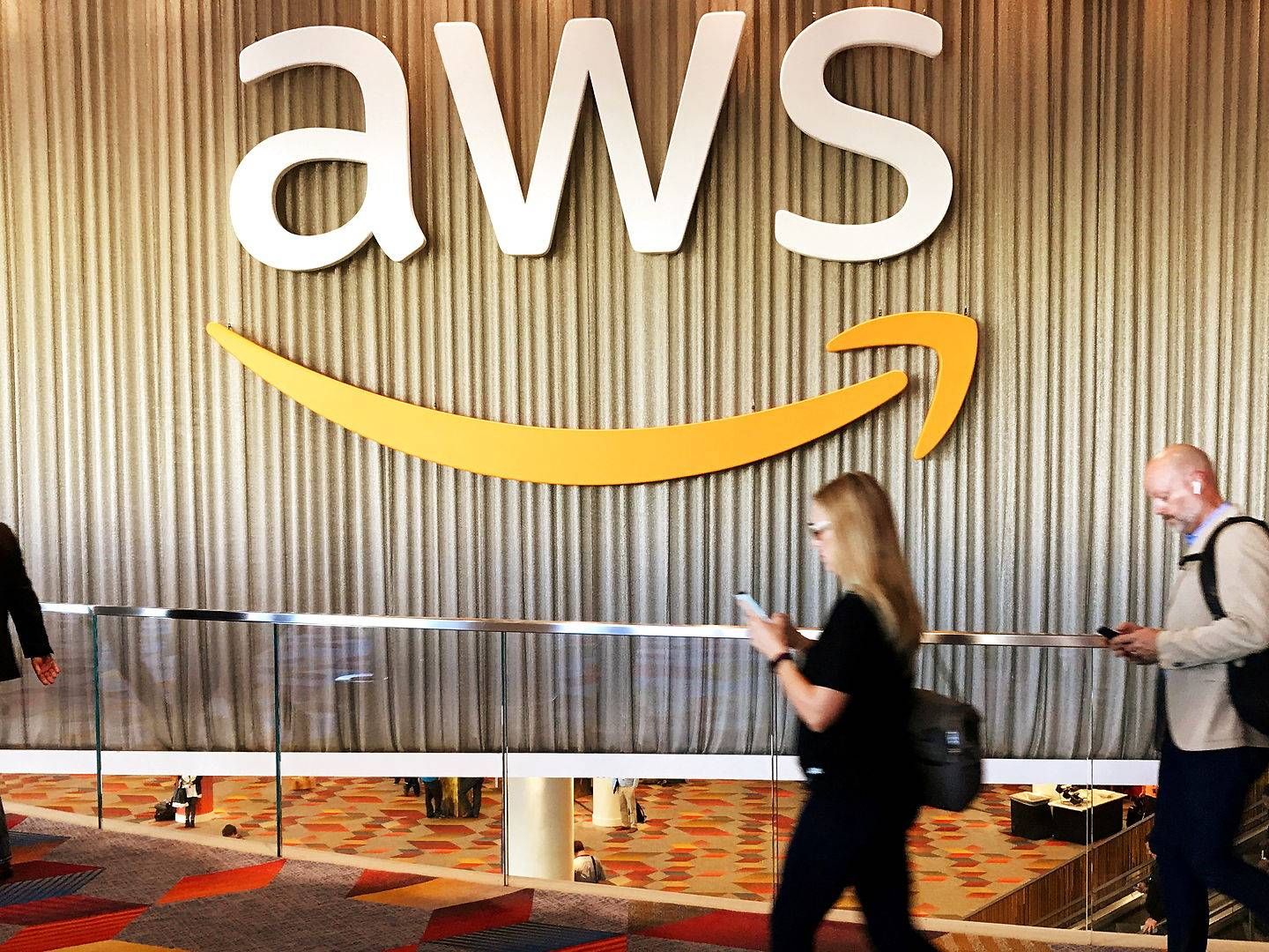 Deltagere ved Amazon cloud computing-konference går forbi et AWS-logo | Foto: Reuters Staff/Reuters/Ritzau Scanpix