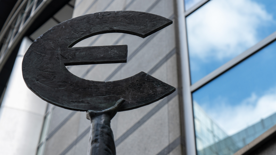 Statue "Europa" vor dem Europäischen Parlament in Brüssel. | Foto: picture alliance / Daniel Kalker