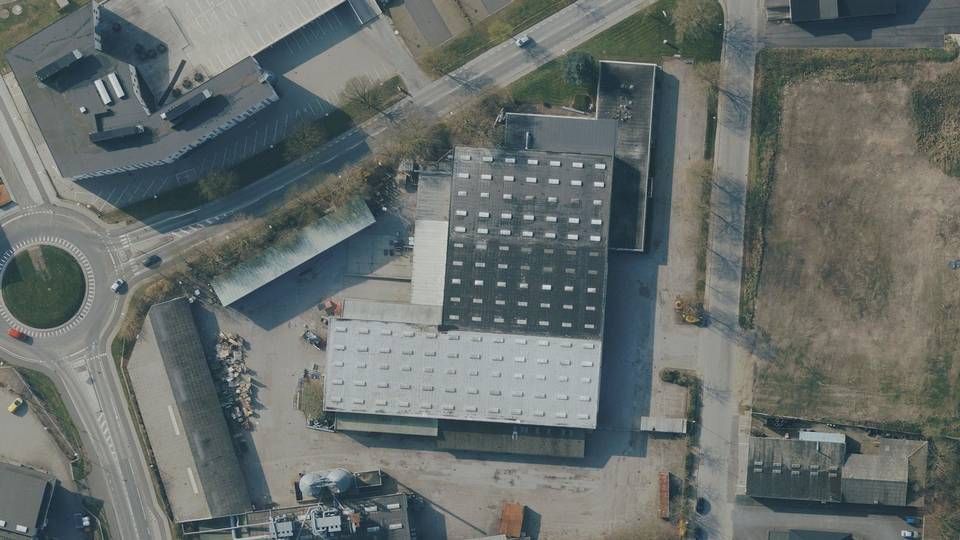 Ejendommen har et grundareal på ca. 20.000 kvm. De eksisterende fabriksbygninger skal rives ned. | Foto: Klima-, Energi- og Forsyningsministeriet