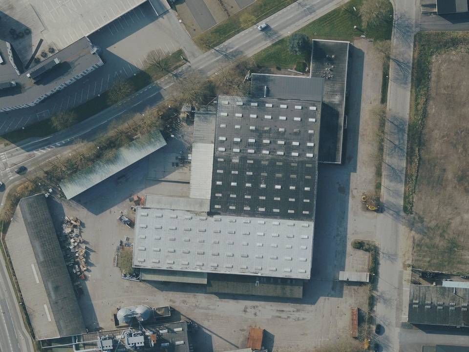 Ejendommen har et grundareal på ca. 20.000 kvm. De eksisterende fabriksbygninger skal rives ned. | Foto: Klima-, Energi- og Forsyningsministeriet