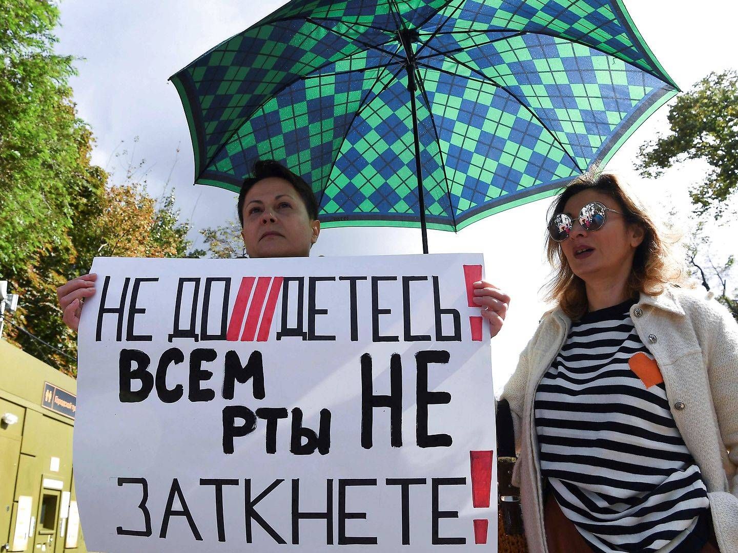 "I kan ikke lukke munden på alle!", står der på et skilt ved den demonstration i Moskva, som journalister og oppositionsfolk havde arrangeret for at vise deres modstand mod, at kritiske medier stemples som "udenlandske agenter". | Foto: Natalia Kolesnikova/AFP/Ritzau Scanpix