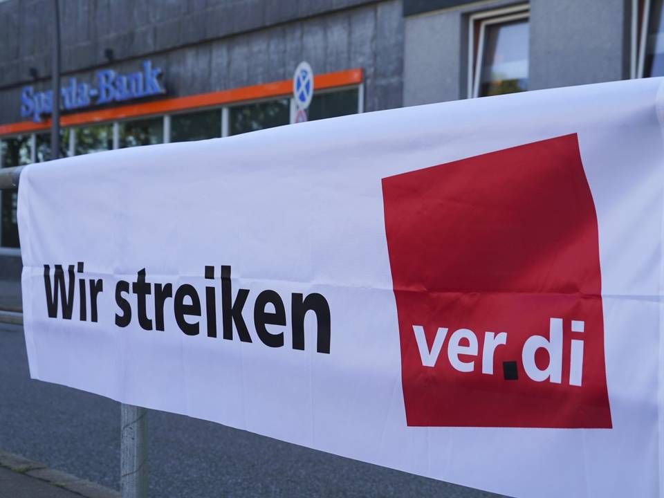 Streik-Plakat vor einer Filiale der Sparda-Bank Hamburg im Juli 2021 | Foto: picture alliance