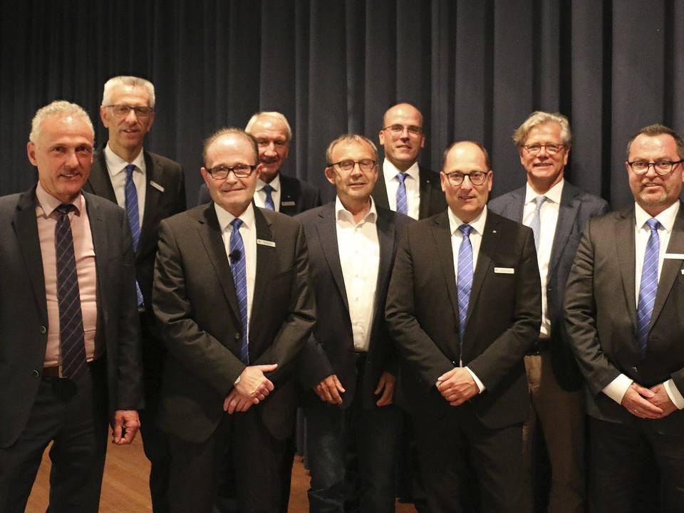 Vorstands- und Aufsichtsratsmitglieder beider Institute bei der Sitzung in Simmern. Vordere Reihe: Hans-Peter Scholtes, Frank Schäfer, Hans-Joachim Mades, Michael Hoeck, Peter van Moerbeeck, Hintere Reihe: Erik Gregori, Günter Heß, Michael Wilkes, Gottfried Fischer | Foto: Vereinigte Volksbank Raiffeisenbank