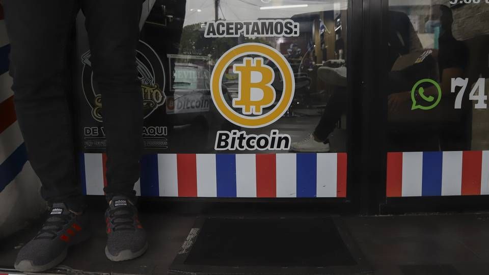 «Vi aksepterer Bitcoin» står det på døren til en frisør i Santa Tecla i El Salvador. Tirsdag ble landet det første som har tatt i bruk kryptovalutaen som offisiell valuta. | Foto: Salvador Melendez / AP / NTB