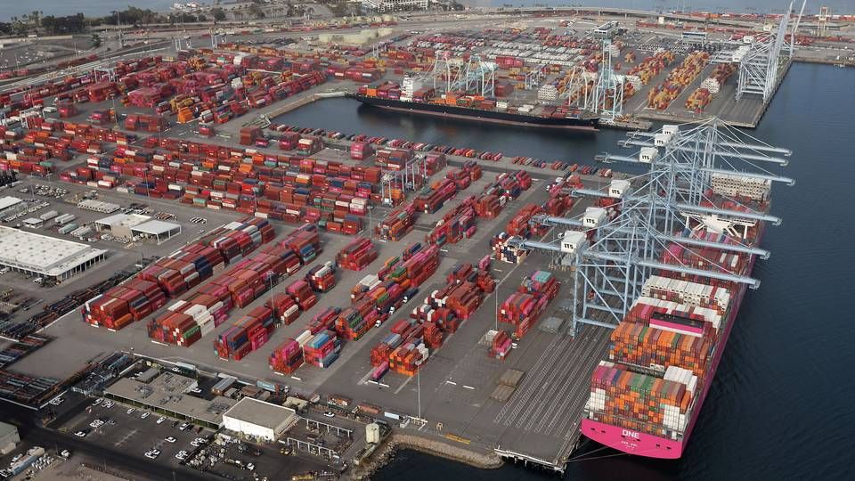 Havnen i Los Angeles, hvor det rødglødende fragtmarked får containerer til at hobe sig op. | Foto: Lucy Nicholson/Reuters/Ritzau Scanpix