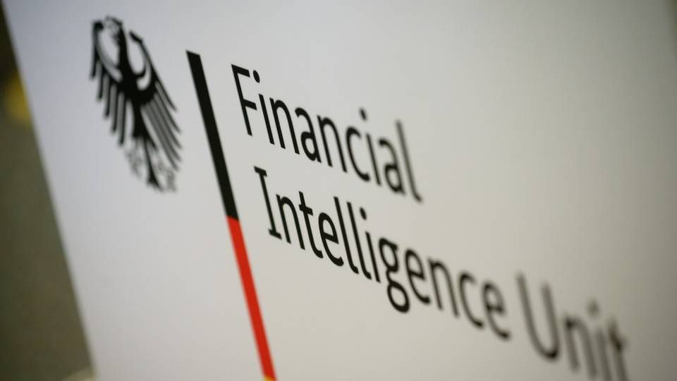 Logo der Financial Intelligence Unit bei einer Pressekonferenz | Foto: picture alliance/dpa | Henning Kaiser