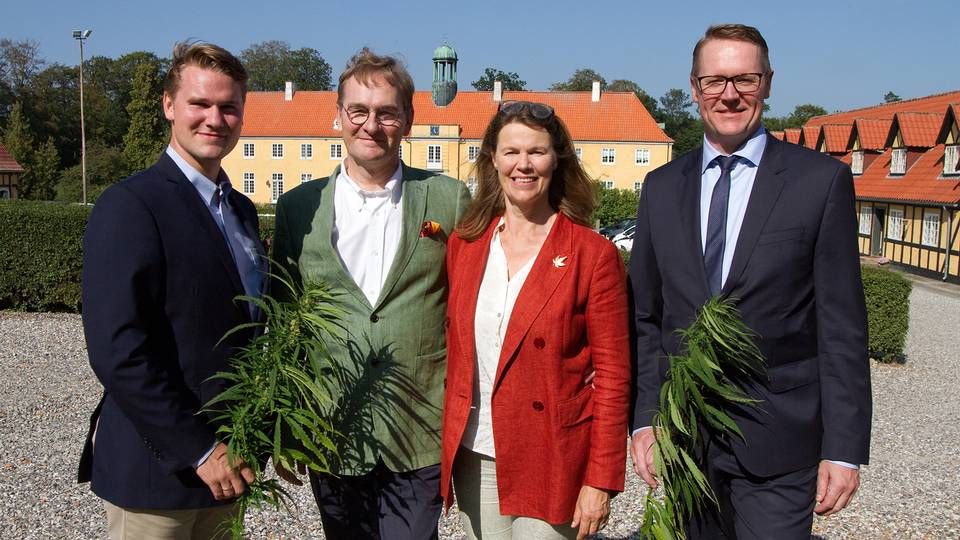 Fra venstre: Alexander Gamborg, Stig Gamborg og Anne Sophie Gamborg fra Møllerup Brands og koncernchef i Danish Agro, Henning Haahr. | Foto: PR/Danish Agro