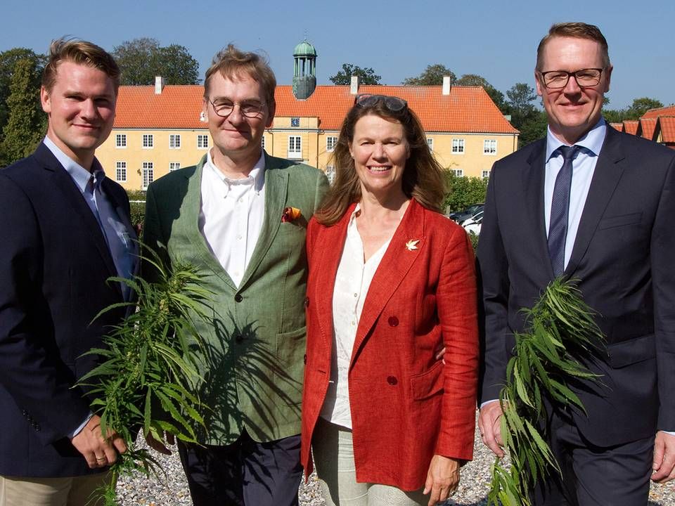 Fra venstre: Alexander Gamborg, Stig Gamborg og Anne Sophie Gamborg fra Møllerup Brands og koncernchef i Danish Agro, Henning Haahr. | Foto: PR/Danish Agro