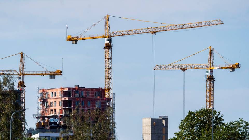 DYRERE: Heisekraner og bygningsarbeid i Lillestrøm i Viken fylke i starten av september 2021. Nye SSB-tall viser at kostnadene for materialer til boligbygging har gått opp over 23 prosent det siste året. | Foto: Håkon Mosvold Larsen, NTB