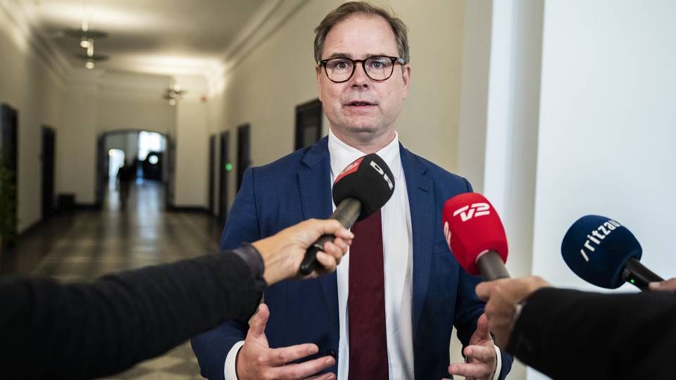 Finansminister Nicolai Wammen på vej ind til et såkaldt sættemøde, som dækker over et indledende møde, med blandt Enhedslisten og SF. | Foto: Martin Sylvest