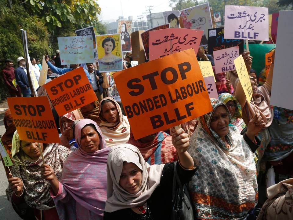 På dette arkivbillede fra 2020 protesterer pakistanske aktivister. I en rapport fra oktober 2020 blev det anslået, at 29 millioner kvinder og børn er udsat for tvangsarbejde. | Foto: K.m. Chaudary/AP/Ritzau Scanpix