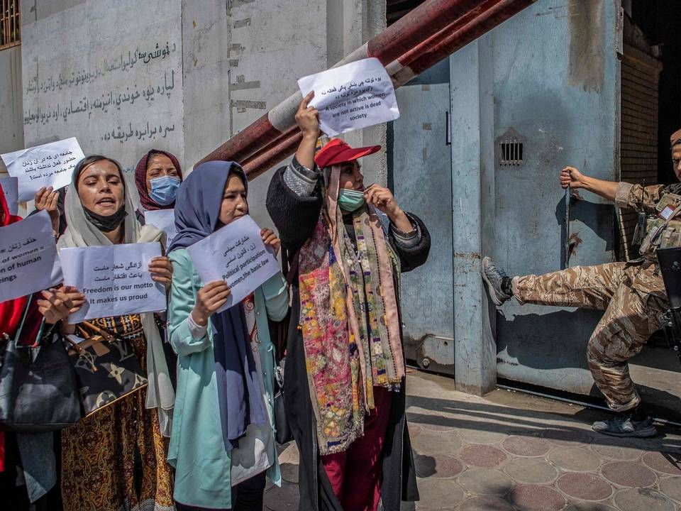 Afghanske kvinder demonstrer for bedre rettigheder for kvinder i landet foran Ministry of Women Affairs i Kabul, efter Taliban har overtaget magten. Især kvindelige journalister er i fare under det nye styre, lyder advarslen fra Journalister uden grænser. | Foto: BULENT KILIC/AFP/Ritzau Scanpix