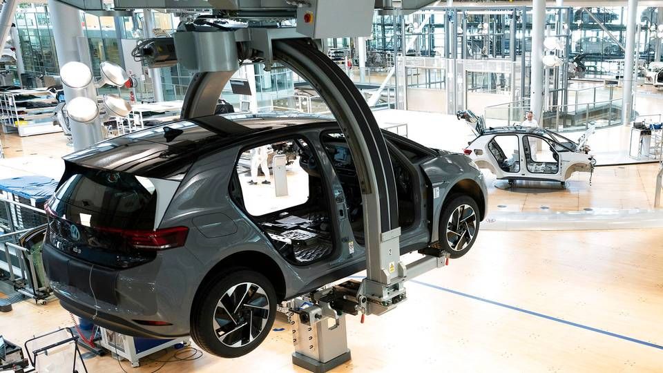 Bilproduktion hos Volkswagen Group, som er en af de store bilproducenter, der lider under manglen på chips. | Foto: Sebastian Kahnert/AP/Ritzau Scanpix