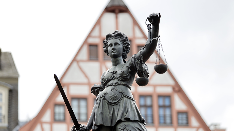 Die Justitia auf dem Gerechtigkeitsbrunnen auf dem Römerberg. | Foto: picture alliance / Geisler-Fotopress
