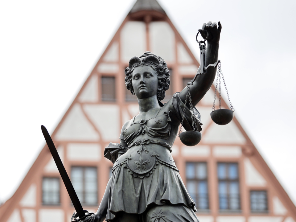 Die Justitia auf dem Gerechtigkeitsbrunnen auf dem Römerberg. | Foto: picture alliance / Geisler-Fotopress
