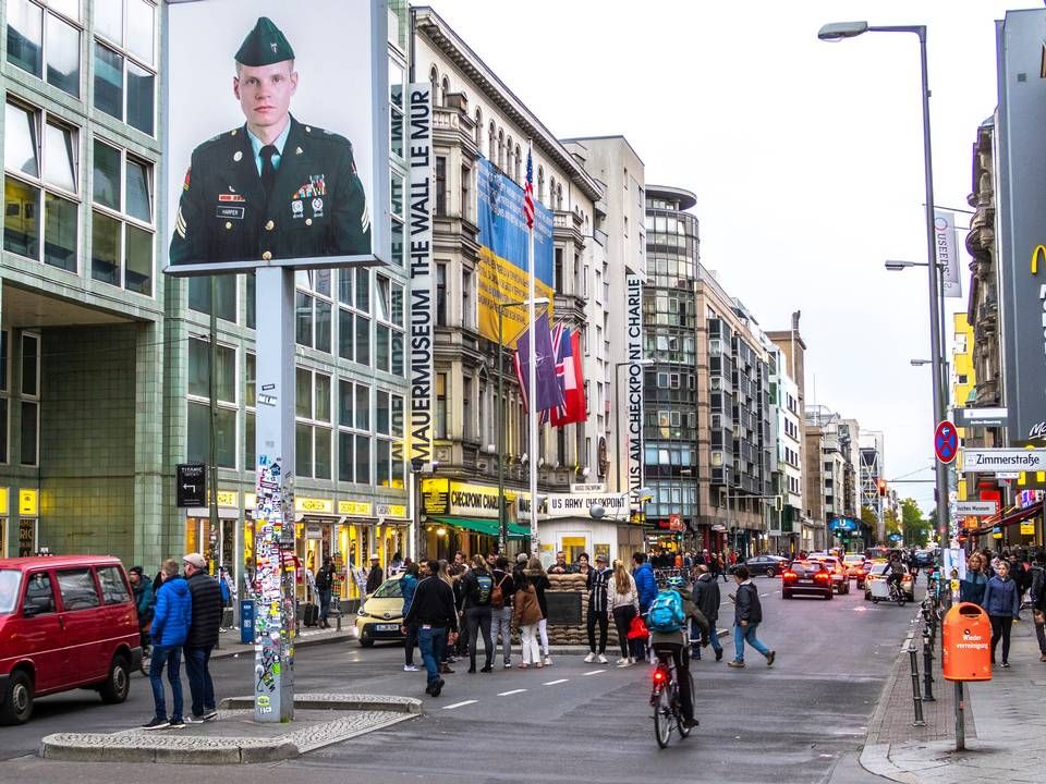 I SENTRUM: Søndag endte en folkeavstemning med flertall for å la Berlins myndigheter kjøpe tilbake leiligheter fra private eiendomsselskaper. Bildet er fra Checkpoint Charlie i Friedrichstrasse. | Foto: Halvard Alvik / NTB