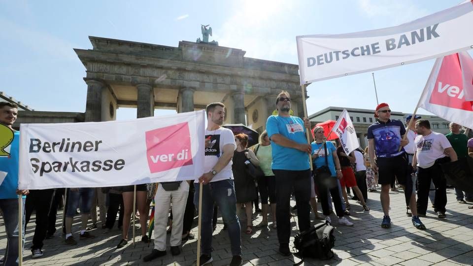 Beschäftigte der Berliner und Brandenburger Geldinstitute nehmen 2019 an einem Warnstreik vor dem Brandenburger Tor teil. | Foto: picture alliance/dpa | Wolfgang Kumm