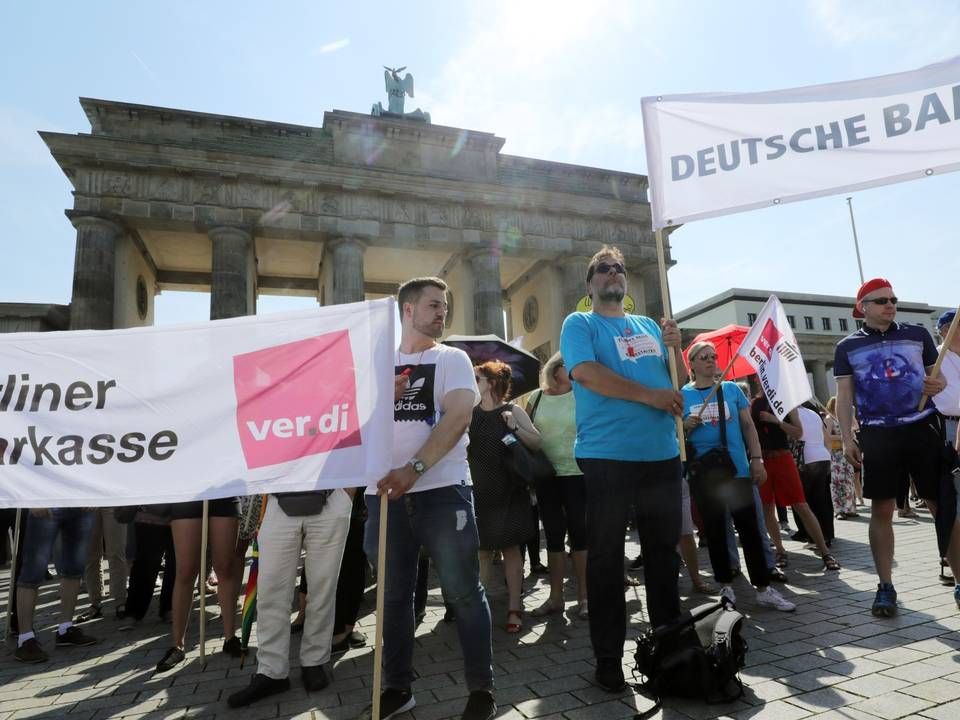 Beschäftigte der Berliner und Brandenburger Geldinstitute nehmen 2019 an einem Warnstreik vor dem Brandenburger Tor teil. | Foto: picture alliance/dpa | Wolfgang Kumm