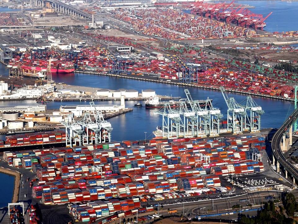 Containerne hober sig om i Long Beach på USA's vestkyst, idet både afgange og ankomster er uforudsigelige. | Foto: MARIO TAMA/AFP / GETTY IMAGES NORTH AMERICA