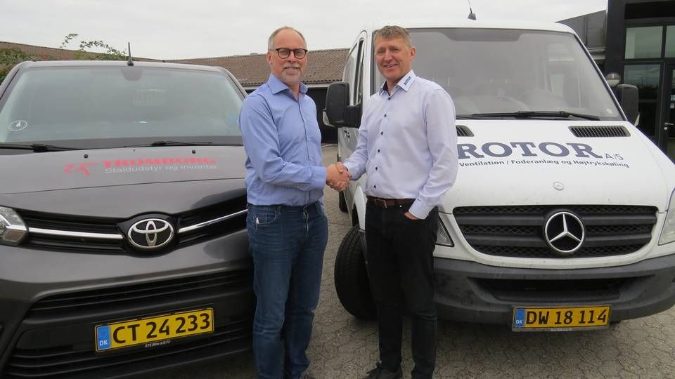 Jan Tromborg (til venstre) sælger sit firma Tromborg Staldudstyr & Inventar til Rotor A/S, der ejes af Søren Langsig. | Foto: PR Rotor
