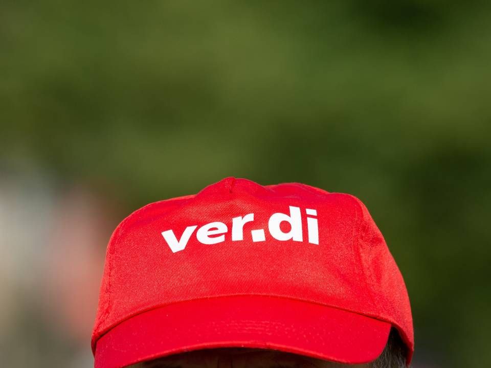 Ein Bankangestellter trägt beim Warnstreik eine Mütze mit dem Verdi Logo. | Foto: picture alliance/dpa | Christophe Gateau