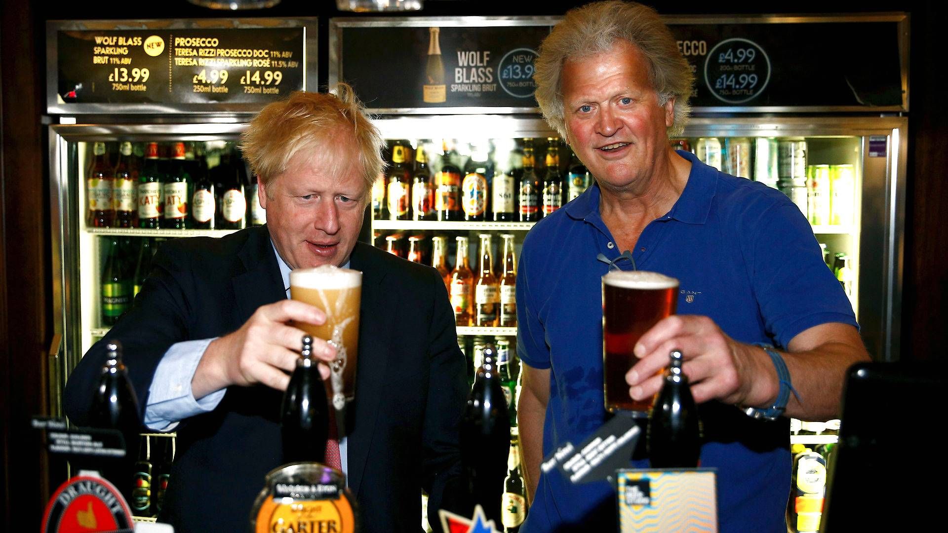 Premierminister Boris Johnson med JD Wetherspoons formand Tim Martin under et pubbesøg i 2019. | Foto: Henry Nicholls/AP/Ritzau Scanpix