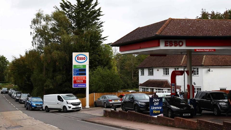 Køen til tankstationen i Odiham, Hampshire. | Foto: ADRIAN DENNIS/AFP / AFP