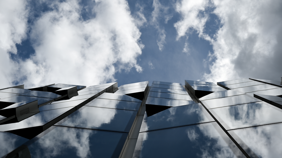 Weiße Wolken und blauer Himmel spiegeln sich in der Glasfassade des Gebäudes der DWS Group. | Foto: picture alliance/dpa | Arne Dedert