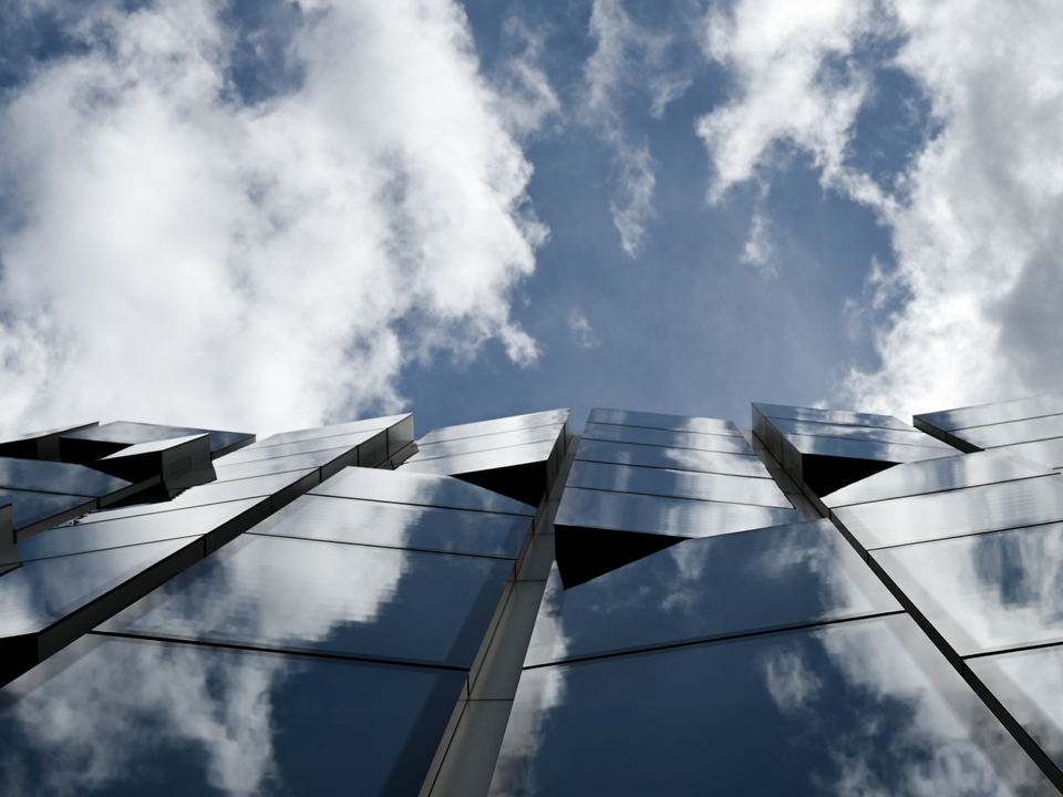 Weiße Wolken und blauer Himmel spiegeln sich in der Glasfassade des Gebäudes der DWS Group. | Foto: picture alliance/dpa | Arne Dedert