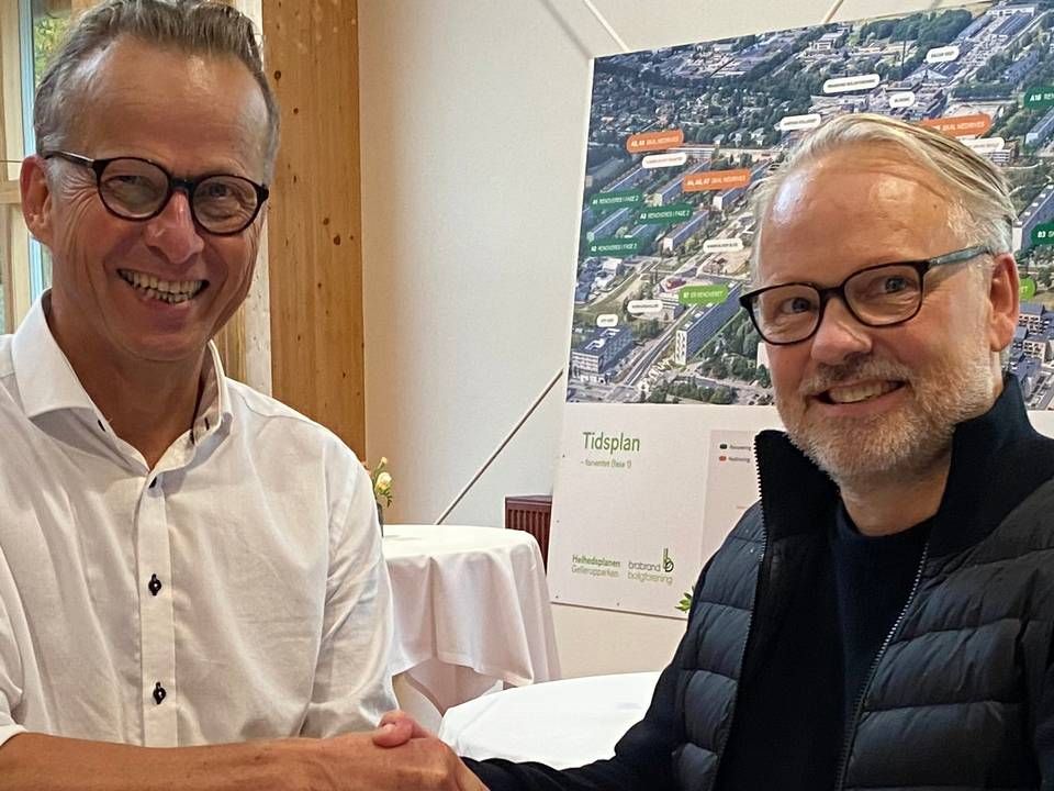 Den netop afgåede direktør i Brabrand Boligforening, Keld Laursen, ses her til venstre sammen med afdelingschef hos A. Enggaard Jens Skinneback. | Foto: PR