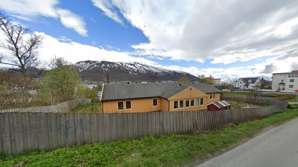 I UTVIKLING: Her er tomten i Tromsø hvor en nedlagt barnehage skal erstattes med boliger. Men lekeplassen i området skal oppgraderes, ifølge eiendomsutviklerne bak prosjektet. | Foto: Google Street View