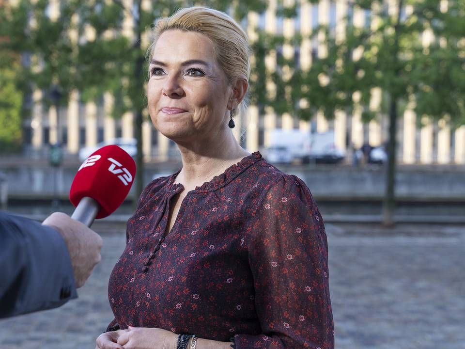 Tidligere udlændingeminister Inger Støjberg, der her ankommer til Rigsretten torsdag 7. oktober 2021, udsendte 10. februar 2016 en pressemeddelelse om, at alle asylpar, hvor den ene var mindreårig, skulle adskilles. | Foto: Claus Bech