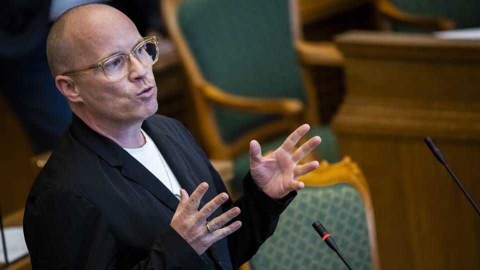 Rasmus Nordqvist (SF) overdrager medieordførerposten til Charlotte Broman. | Foto: Martin Sylvest/Ritzau Scanpix