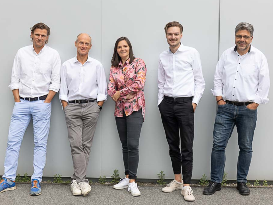 (v.l.n.r.) Martin Buhl (CEO), Wolfgang Strobel (CFO), Cassie Kübitz-Whiteley (CMO) ,Johannes Rehbehn (Product Lead UI/UX), Stefan Weiß | Foto: Cure Finance