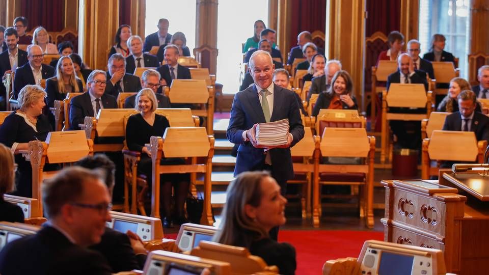 SNART FERDIG: Finansminister Jan Tore Sanner (H) før han presenterer statsbudsjettet for 2022 i Stortinget. | Foto: Javad Parsa, NTB