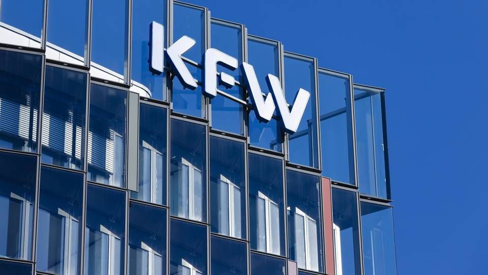 KfW, Glasfassade mit Logo in Frankfurt | Foto: picture alliance / imageBROKER | Rupert Oberhäuser