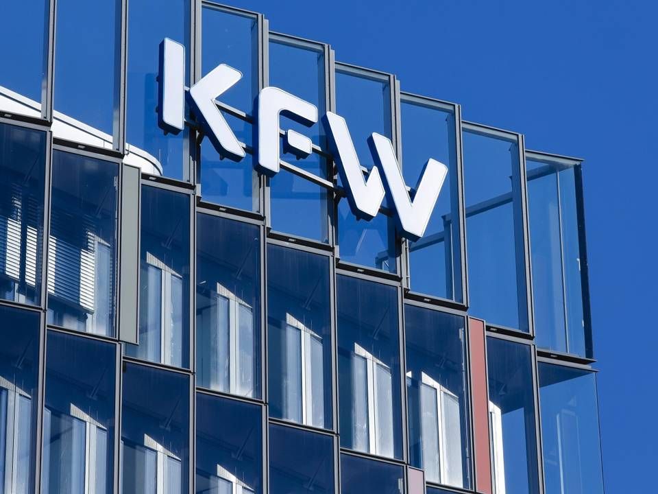 KfW, Glasfassade mit Logo in Frankfurt | Foto: picture alliance / imageBROKER | Rupert Oberhäuser