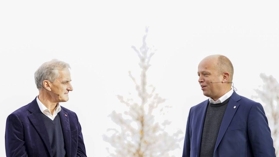 Statsminister Jonas Gahr Støre (Ap) og finansminister Trygve Slagsvold Vedum (Sp) ved fremleggingen av regjeringsplattformen ved Hurdalssjøen. | Foto: Torstein Bøe / NTB