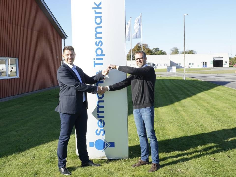 Bo Fisker (t.v.) får overdraget nøglerne til Serman & Tipsmark af den afgående direktør Alex Laursen (t.h.). | Foto: Serman & Tipsmark