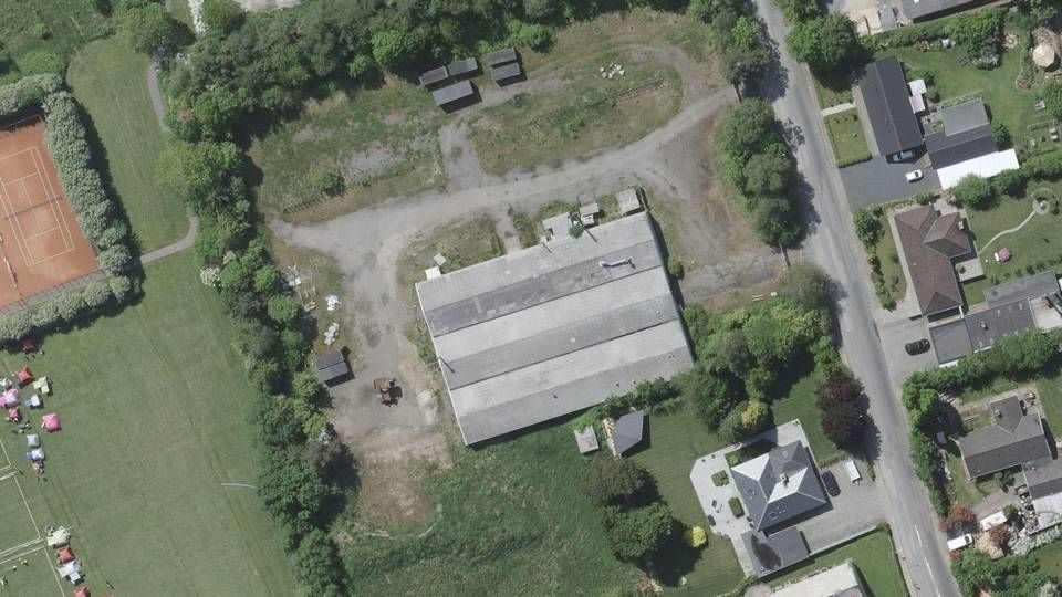 I midten af billedet ses fabriksbygningen i Årslev, der nu må vige pladsen for boliger. | Foto: Styrelsen for Dataforsyning og Effektivisering