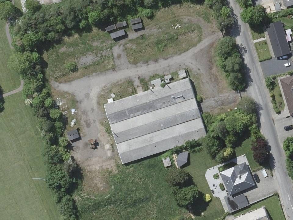I midten af billedet ses fabriksbygningen i Årslev, der nu må vige pladsen for boliger. | Foto: Styrelsen for Dataforsyning og Effektivisering