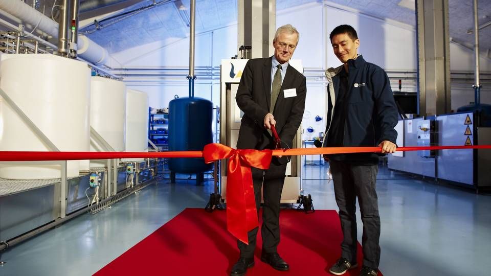 Bestyrelsesformand for CLEAN, Anders Eldrup (tv), indvier Aquarden Technolgies nye, højteknologiske spildevandsanlæg, Waterox, sammen med ejeren, Zhuoyan Cai. | Foto: Thomas Brolyng Steen / Aquarden Technologies