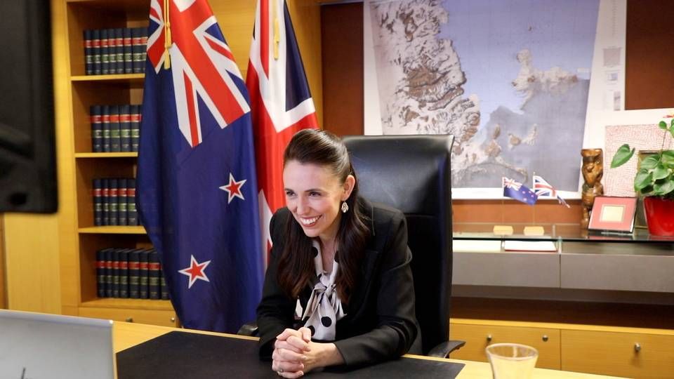 New Zealands premierminister, Jacinda Ardern, taler med Storbritanniens premierminister, Boris Johnson, på et videomøde i forbindelse med, at de lukker en handelsaftale. | Foto: Office Of The Prime Minister Of/Reuters/Ritzau Scanpix