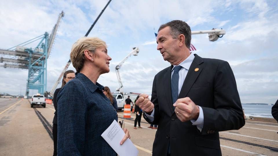 Havvind er også en kamp om arbejdspladser. Her USA's energiminister Jennifer Granholm og Virginias guvernør, Ralph Northam. | Foto: Virginia.gov