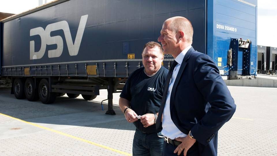 DSV-topchef Jens Bjørn Andersen sammen med en chauffør uden for selskabets hovedkvarter i Hedehusene | Foto: Staff/Reuters/Ritzau Scanpix