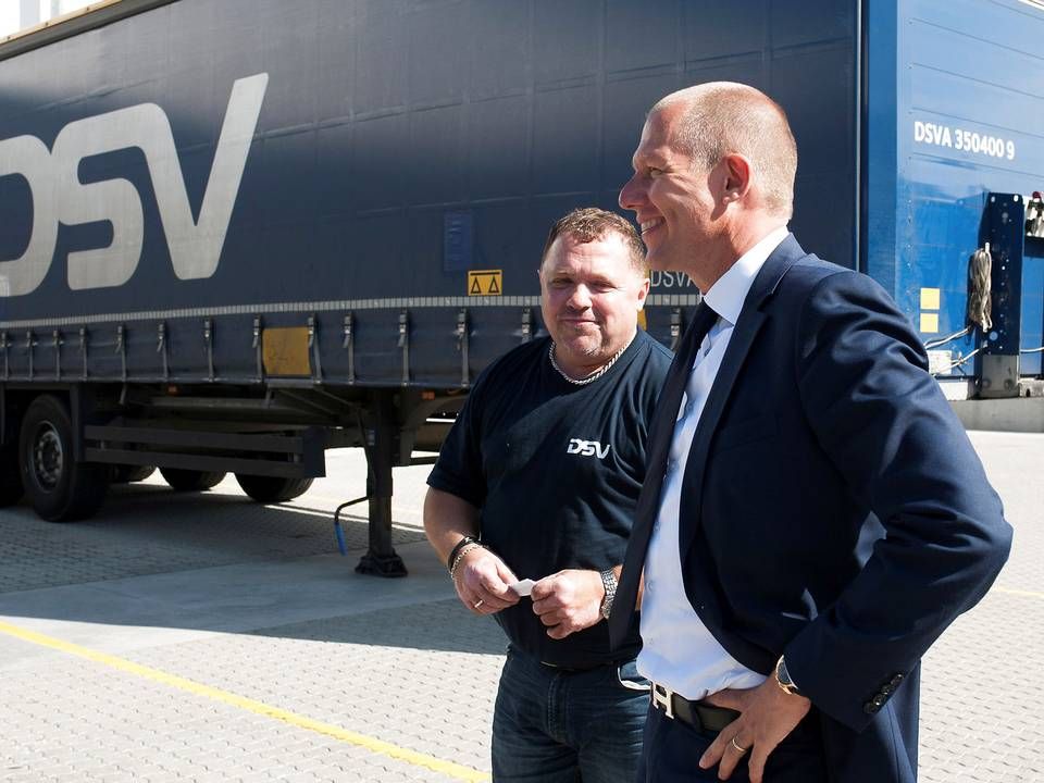 DSV-topchef Jens Bjørn Andersen sammen med en chauffør uden for selskabets hovedkvarter i Hedehusene | Foto: Staff/Reuters/Ritzau Scanpix