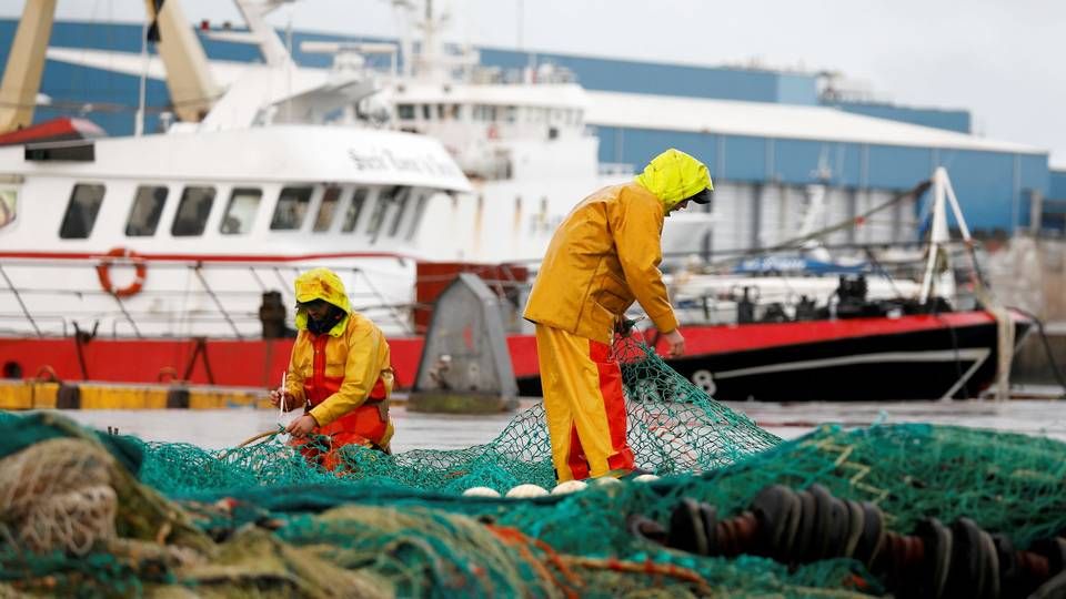 Franske fiskere renser deres net, men en række af dem mangler tilladelser til at fiske i britisk farvand, som de ifølge Frankrig har krav på. | Foto: Charles Platiau/Reuters/Ritzau Scanpix