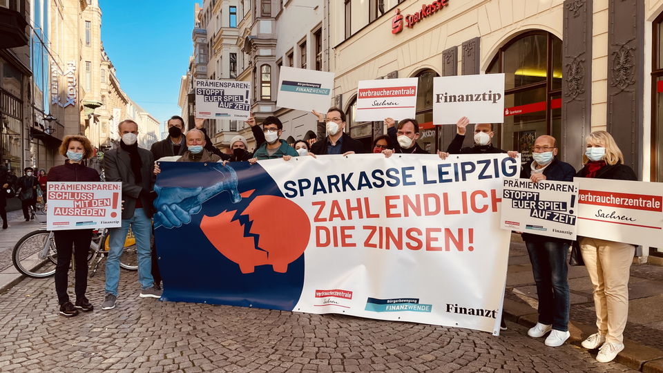 Protestaktion der Verbraucherzentrale Leipzig vor der Sparkasse Leipzig | Foto: Verbraucherzentrale Sachsen