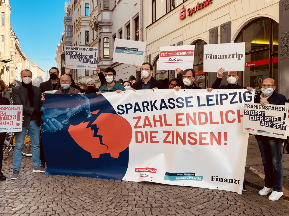 Protestaktion der Verbraucherzentrale Leipzig vor der Sparkasse Leipzig | Foto: Verbraucherzentrale Sachsen