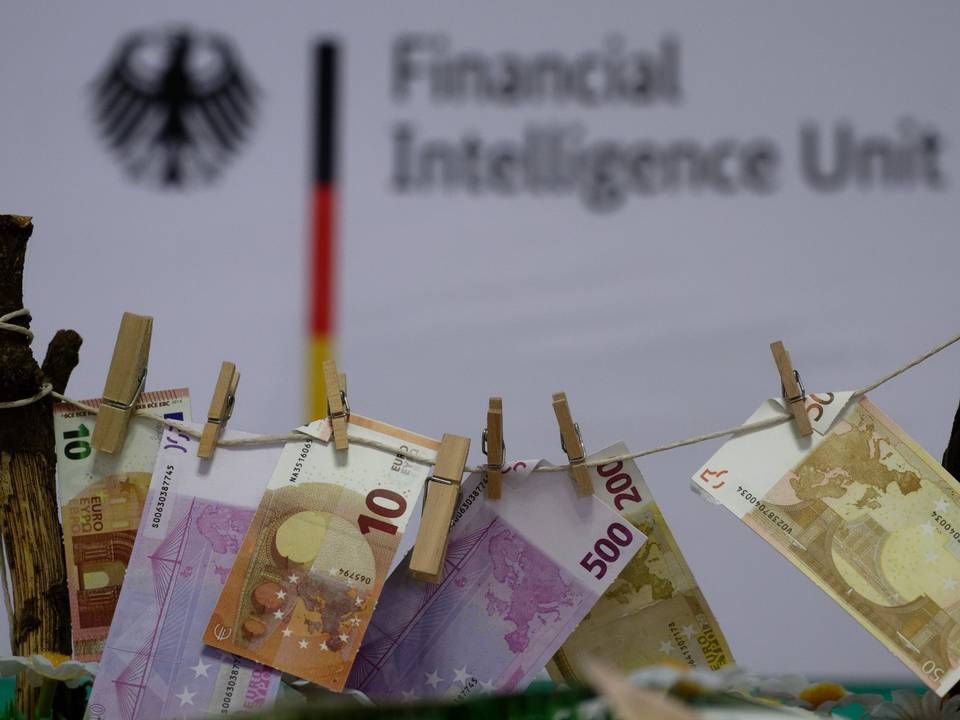 Ein Modell bei dem gewaschene Geldscheine auf einer Leine hängen steht bei einer Pressekonferenz zum Jahresbericht der Financial Intelligence Unit (FIU) auf einem Tisch. | Foto: picture alliance/dpa | Henning Kaiser
